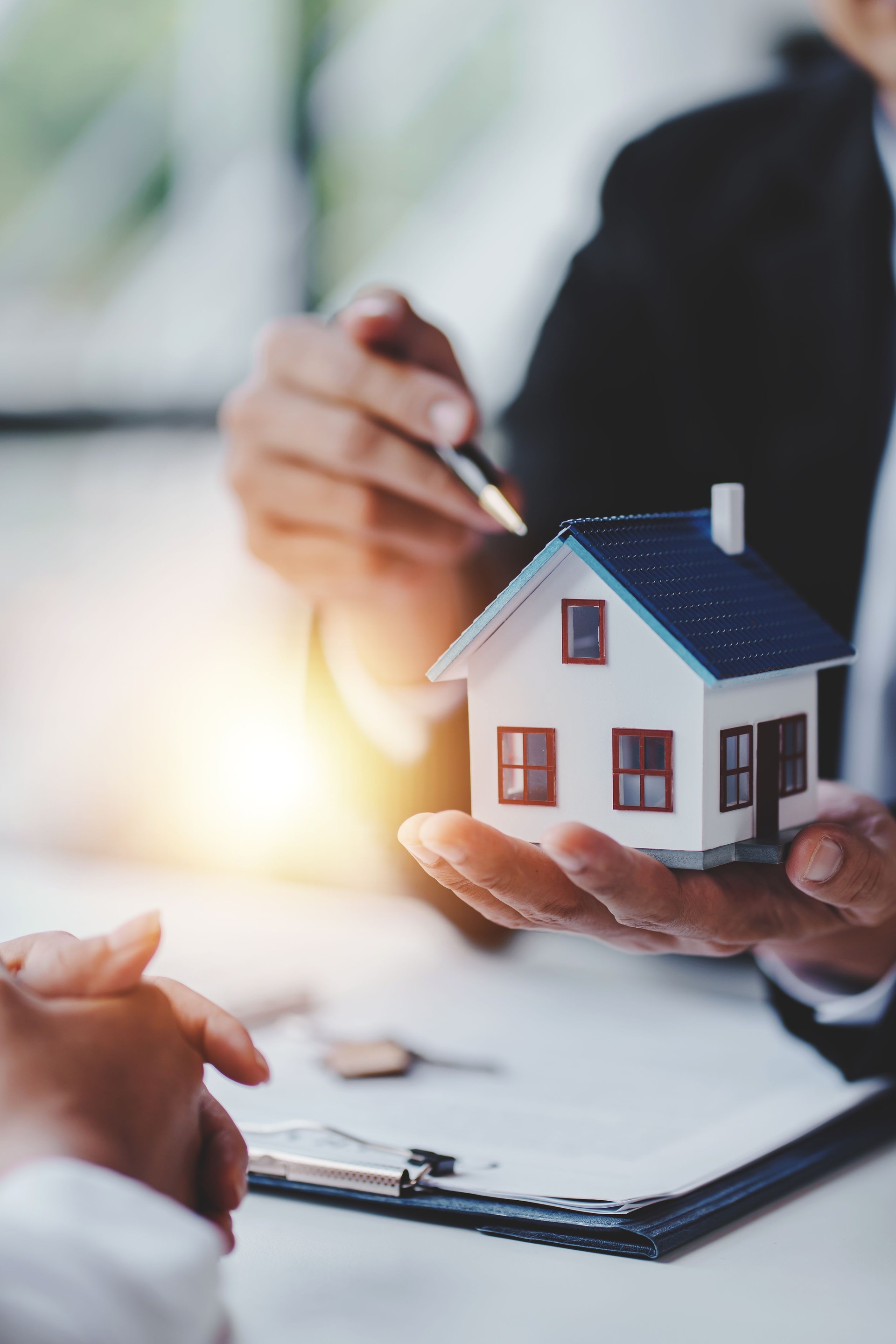 real estate agent Delivering sample homes to customers, mortgage loan contracts. Make a contract for hire purchase and sale of a house. and home insurance contracts, home mortgage loan concepts